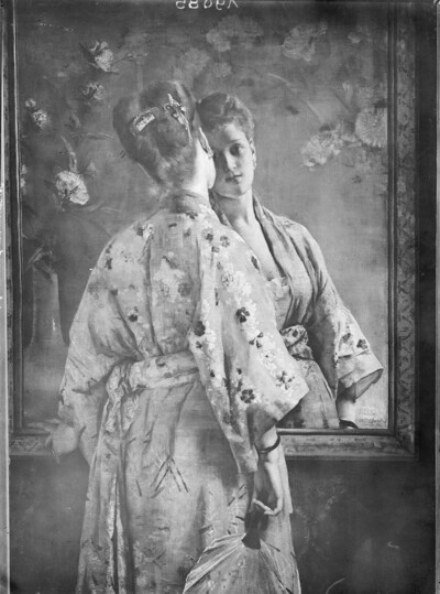 Pariser Dame im Kimono