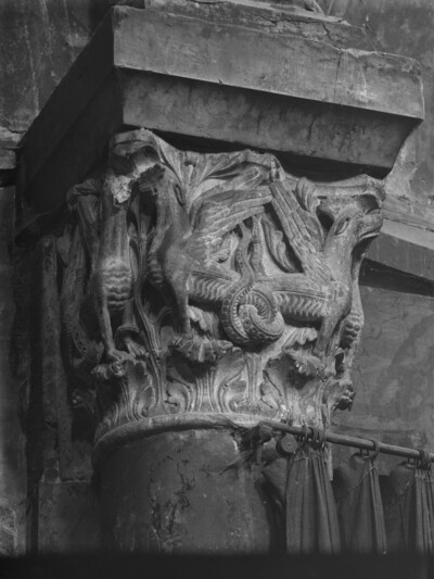 Kapitell mit Drachen