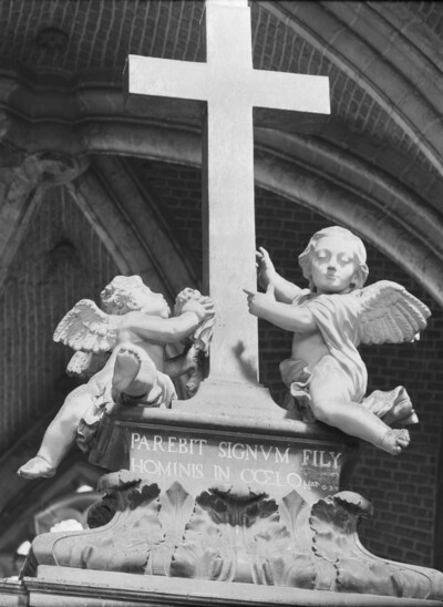 Mourning Putto on the left pillar