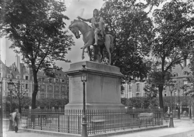equestrian statue of Louis XIII