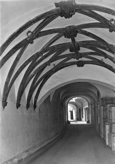 Haus Zum Goldenen Einhorn & Haus Zum Weißen Kleinen Pferd & Haus Zur Roten Tür & Haus Nr. 548