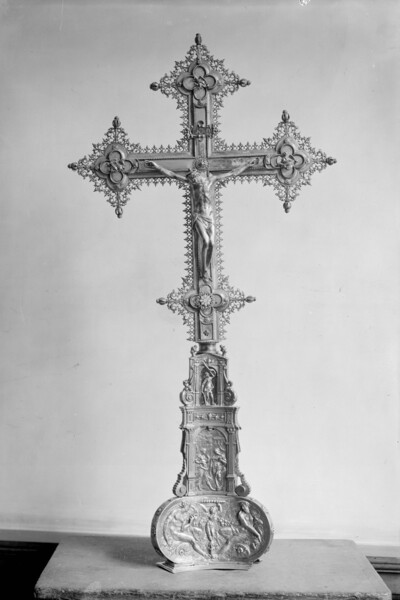 Crucified Christ with symbols of the gospel