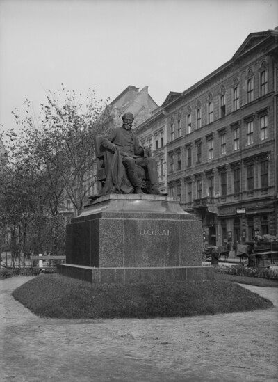 Jókai Mór emlékmJ/ Memorial of Mór Jókai