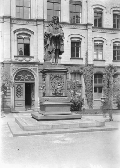 Memorial of Gottfried Wilhelm Leibniz (1646-1716) § University Street