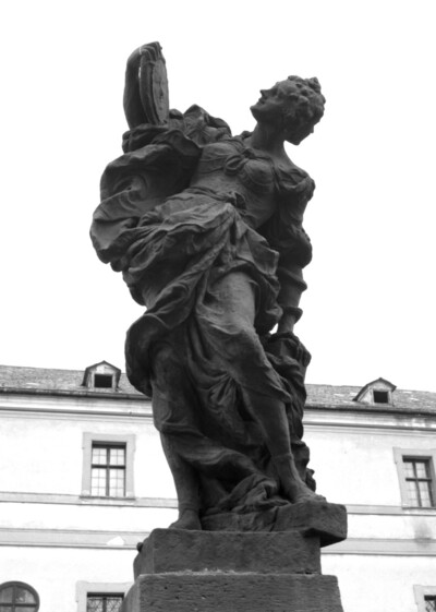 Skulptur, allegorische Darstellung: "Die Weisheit" (Kopie). Skulptur aus der Reihe "Die zwölf Tugenden".