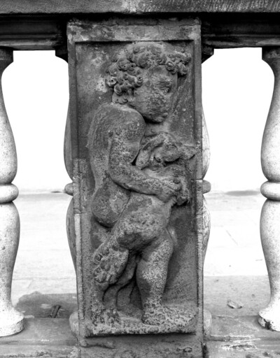 Brüstungsrelief: Jüngling mit einem Hasen