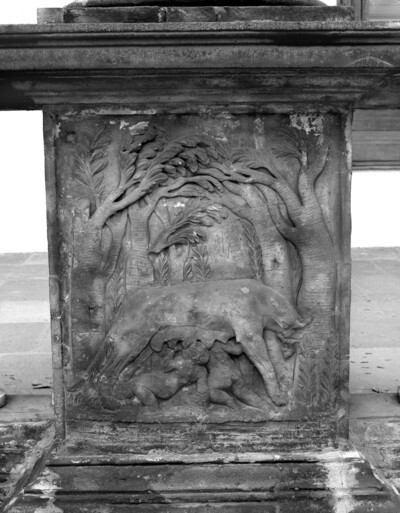 Sockelrelief: Wölfin mit Romulus und Remus