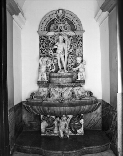Waschbecken mit Christus in der Kelter
