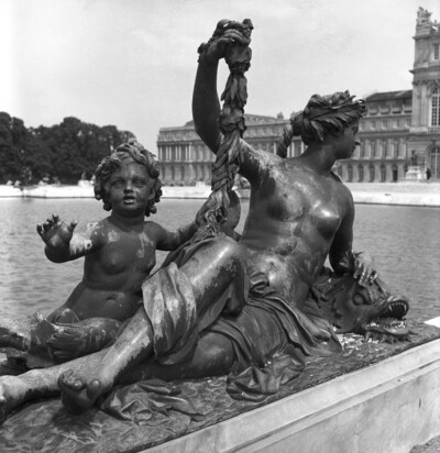 Nymphe mit Feston