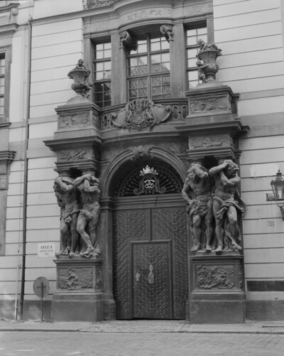 Rechtes Portal mit vier Giganten in Gestalt des Herkules