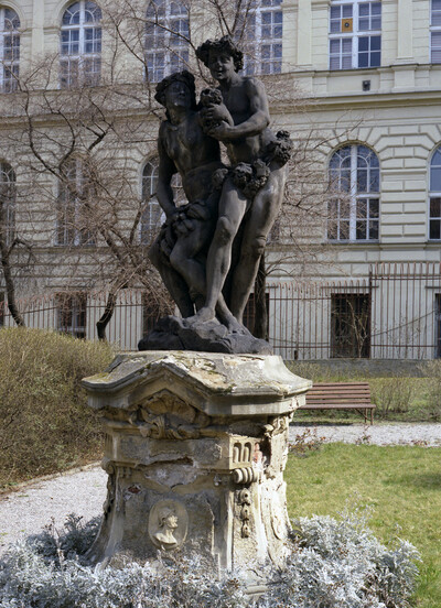 Statuengruppe als Veranschaulichung von Sommer und Herbst.