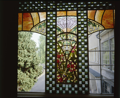 Glasfenster mit Blumendekor