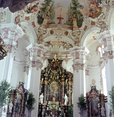 Katholische Pfarrkirche Sankt Peter und Paul mit Wallfahrt zur Schmerzhaften Muttergottes