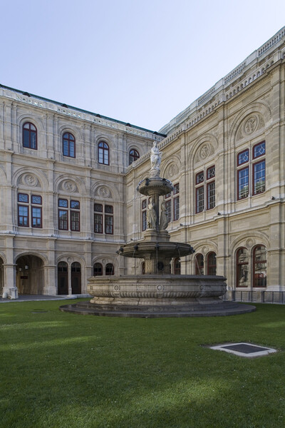 Opernbrunnen
