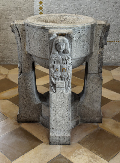 Taufstein mit eingemeißelten Evangelisten