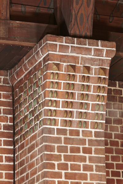 Kapitell mit Tropfen- und Diamantquaderornament