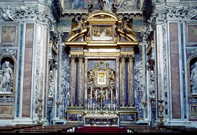 Hauptaltar mit Madonnenbild und Relief zu Papst Liberius