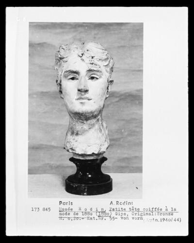 Petite tête coiffée a la mode de 1880
