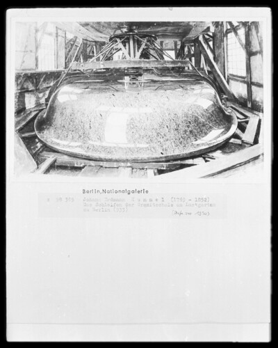 The granite shell in the grinding machine/The grinding of the granite shell in the Lustgarten in Berlin/loops of the granite shell