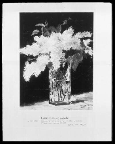 The Lilac bouquet/Lilas blanc dans un vase de verre/Vase de fleurs, lilas blancs