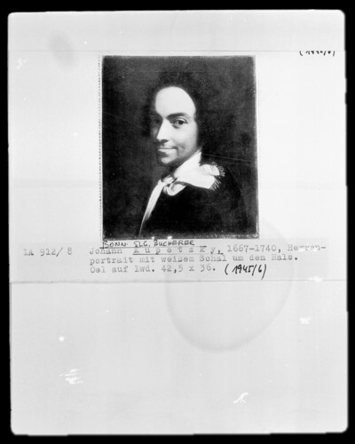 Men’s portrait with white scarf around the neck
