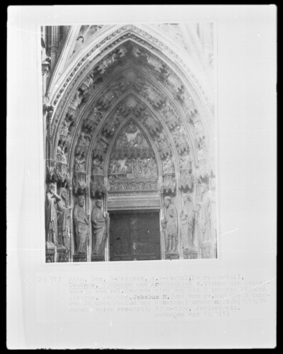 Petersportal: Garments with apostles, tympanum, archivolts