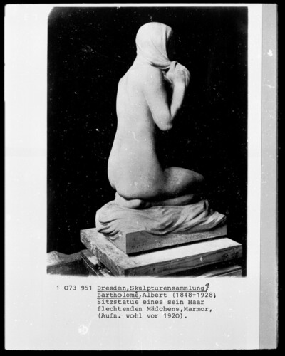 Seat statue of a girl flying his hair
