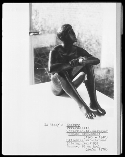 Seated looking (stargaze)
