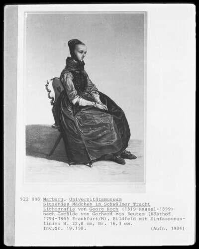 Sitzendes Mädchen in Schwälmer Tracht