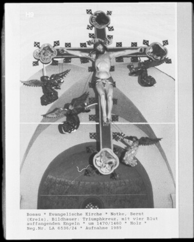 Triumphal cross, angels caught with four blood
