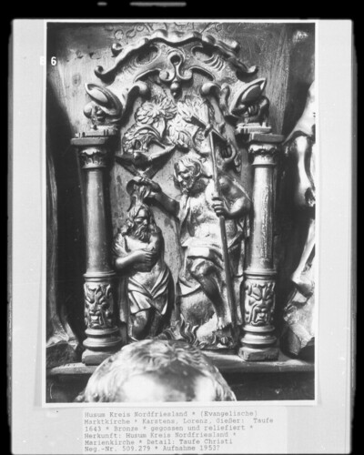 Fünte in Form einer umgekehrten Glocke, getragen von den vier Evangelisten