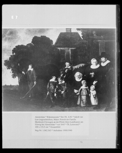 Portrait of the Meebeeck CryPorfamily at the gate of their country house on Uitweg near Amsterdam