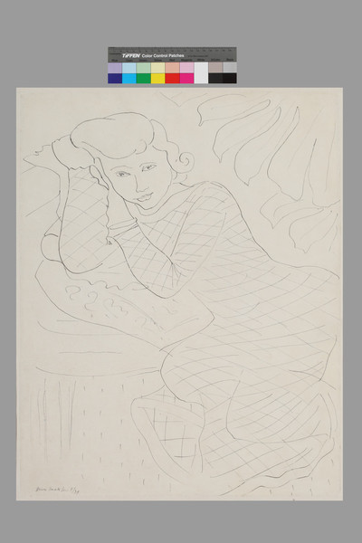 Jeune femme en robe à carreaux