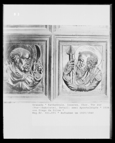 Tür zur Sakristei, Detail: zwei Apostelköpfe