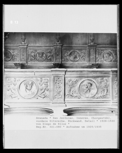 Chorgestühl, vordere Sitzreihe, Rückwand: pflanzliche Ornamentik