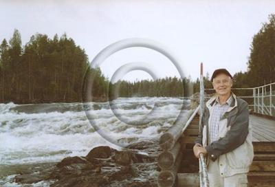 "Piteåjoen viimeinen uittopäällikkö muistelee Storforsenin varrella mennyttä uittoaikaa." (kuvan alkuperäinen kuvateksti). Kuva liittyy uiton miesten retkeilyyn.