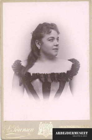 Kvinde med udslået hår og krøllet kraveWoman with let-down hair and curled collar
