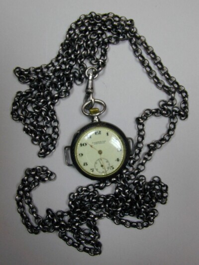 Diakonessenkleding: zilveren horloge aan ketting