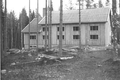 Tuomarniemen metsäkoulun karistamorakennus rakenteilla. Metsähallituksen Tuomarniemen hoitoalue.