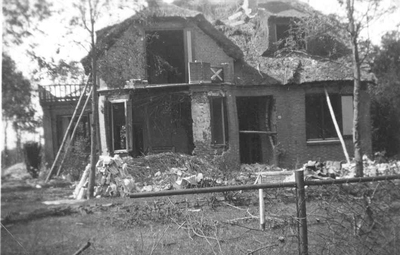 1e ontplofte V1raket aan de Bennekomseweg in Ede in de Tweede Wereldoorlog.Serie van 97 foto's.Foto 8 van 97.