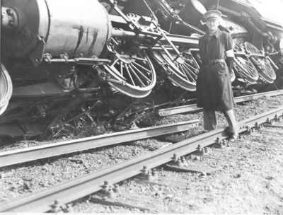 Ontspoorde trein tijdens de Tweede WereldoorlogOp de foto de heer Strijkers.Serie van 97 foto's.Foto 10 van 97.