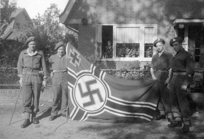 Buitgemaakte Nazivlag met militairen in Ede, april/mei 1945Serie van 97 foto's.Foto 22 van 97.
