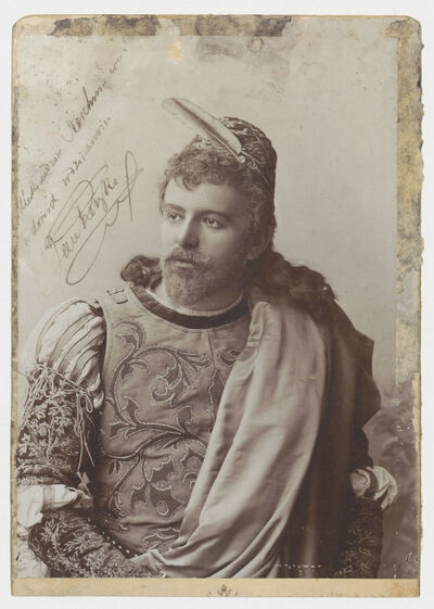 Portret Jana Reszke (1850-1925), śpiewaka, w kostiumie scenicznym Romea (półpostać) z opery "Romeo i Julia" Charlesa Gounoda w Teatrze Wielkim w Warszawie - fotografia z dedykacją dla Aleksandra Rajchmana
