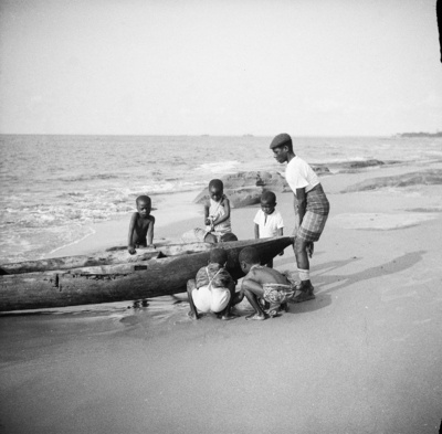 Kinder am Strand (Forschungsreise nach Spanisch-Guinea 1939/1940)
