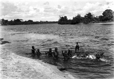Badende Kinder (Forschungsreise nach Spanisch-Guinea 1939/1940)