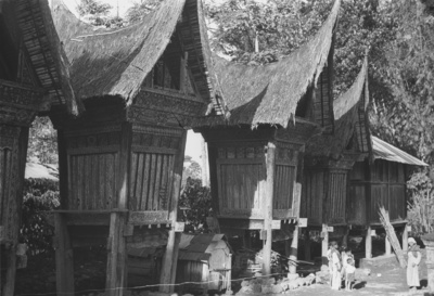 Minangkabau-Siedlung mit Speicherhäuser (Exkursion: Niederländisch-Indien 1938)