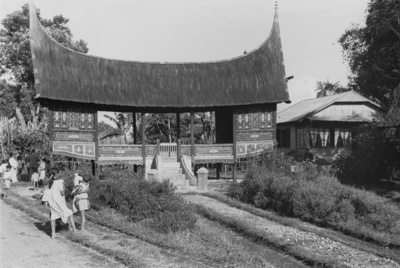 Versammlungshaus in der Minangkabau-Siedlung (Exkursion: Niederländisch-Indien 1938)