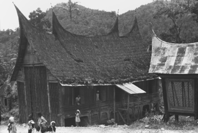 Minangkabau-Gehöft (Exkursion: Niederländisch-Indien 1938)