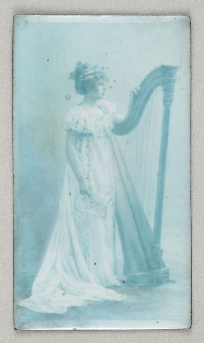 [Femme en pied, à côté d'une harpe] : [photographie] / P. Nadar