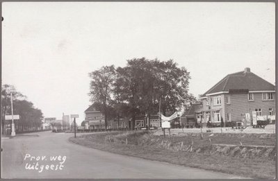 Gezicht vanaf de Provinciale weg naar de kruising met de Middelweg, met op de hoek het Stationskoffiehuis, nu de Bonte Vivant.NL-HlmNHA_162_2617_045Provinciale Atlas - Prentbriefkaarten NL-HlmNHA_162_2617_045